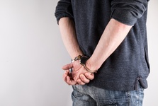 Všímaví strážníci ve Vyškově: zloděje odhalili díky špinavým rukám a pilce Všímaví strážníci ve Vyškově: zloděje odhalili díky špinavým rukám a pilce