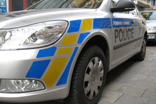 Policisté ve Vyškově přijeli uklidnit agresivního opilce, ten jim na oplátku začal vypouštět kolo