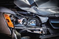 Neznámý řidič naboural a ujel. Odneslo to Audi u benzínky ve Vyškově