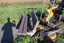 Opilý mladík na Vyškovsku ukradl traktorovou sekačku. Projížďku zakončil nárazem do lavičky Opilý mladík na Vyškovsku ukradl traktorovou sekačku. Projížďku zakončil nárazem do lavičky