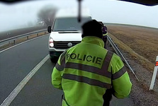 Vybržďování i nebezpečné kličky! Zdrogovaný muž ohrožoval řidiče u Šlapanic a Rousínova