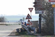 Nepříjemné omezení mezi Rohlenkou a Holubicemi. Dopravu tam kvůli opravě silnice řídí semafory Nepříjemné omezení mezi Rohlenkou a Holubicemi. Dopravu tam kvůli opravě silnice řídí semafory
