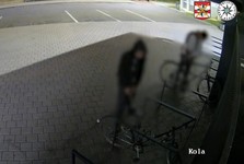 Krádež kola ve Vyškově zachytila kamera. Pro zloděje přijeli policisté do práce Krádež kola ve Vyškově zachytila kamera. Pro zloděje přijeli policisté do práce