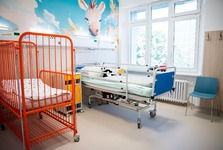 FOTO: Nemocnice Vyškov má zrekonstruované dětské oddělení. Dětem i rodičům má přinést větší pohodlí
